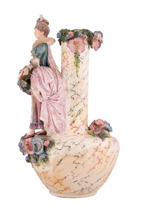  
Vaso in maiolica raffigurante donna in abiti settecenteschi con spartito musicale Napoli  XX secolo
 cm 66x34