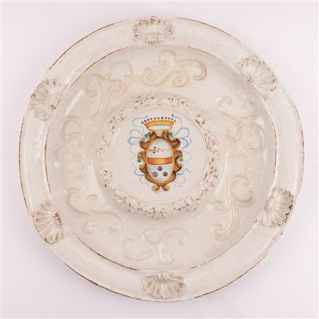  
Grande centrotavola in ceramica bianca arricchito da stemma nobiliare 
 Ø cm 61