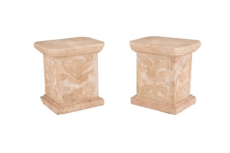 
Due basi rettangolari in Travertino decorati con bassorilievi a motivi vegetali 
 cm 40x38x30