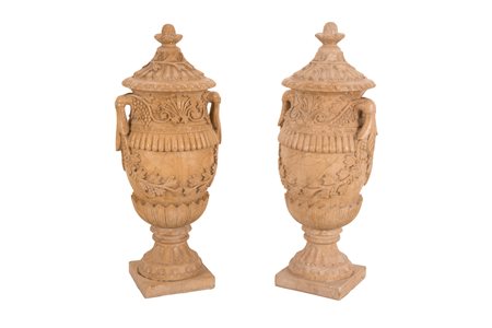  
Coppia di vasi in marmo con coperchio poggianti su base a piede quadrangolare 
 altezza cm 81