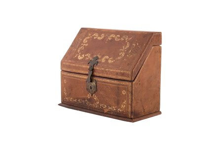  
Cofanetto portadocumenti in cuoio arricchito da decorazioni in oro 
 cm 25x30x14