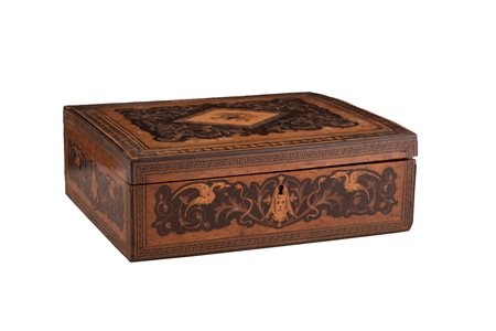  
Scatola sorrentina in legno intarsiato  Inizi XX secolo
 cm 10x29x24