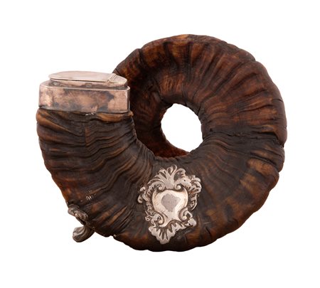  
Corno di muflone con applicazioni in argento  XIX secolo
 cm 25x32x12