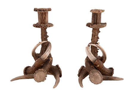  
Coppia candelieri foresta nera in corno e difese di cinghiale 
 altezza cm 23