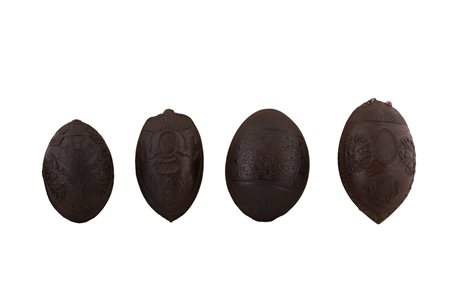  
Lotto di 4 mezzi cocchi intagliati XIX secolo
 misure diverse