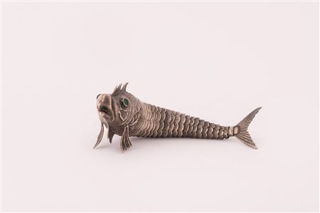  
SCULTURA IN ARGENTO RAFFIGURANTE UN PESCE 
 cm 6x18; peso g 85
