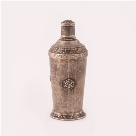  
Shaker in argento decorato a motivi vegetali 
 altezza cm 20; peso g 383 ca