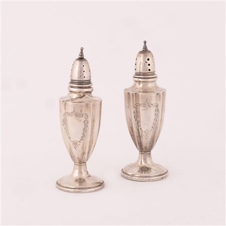  
COPPIA DI SALIERINE IN ARGENTO STERING 925 XIX Sec.
 cm 13; peso g 94 ca
