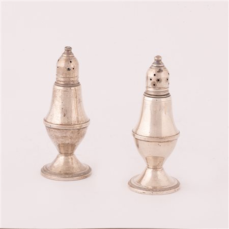  
COPPIA DI SALIERINE IN ARGENTO Sterling 925 con all'interno 2 ampolle in vetro XIX Sec.
 cm 12; peso lordo complessivo g 192