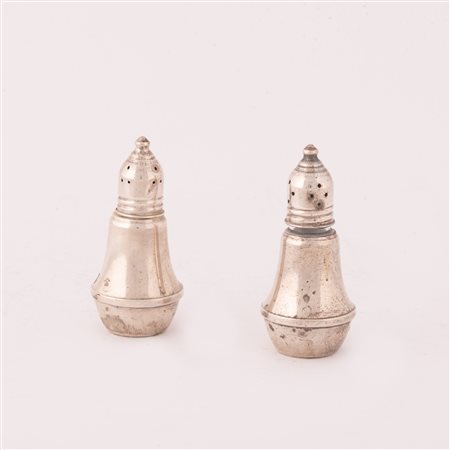  
COPPIA DI SALIERINE IN ARGENTO STERLING 925 CON ALL'INTERNO 2 AMPOLLE IN VETRO XIX Sec.
 altezza cm 9; peso lordo complessivo g 131