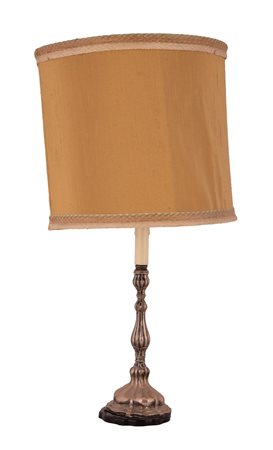  
Candeliere in argento montato a lume 
 altezza cm 27; con ventola cm 61