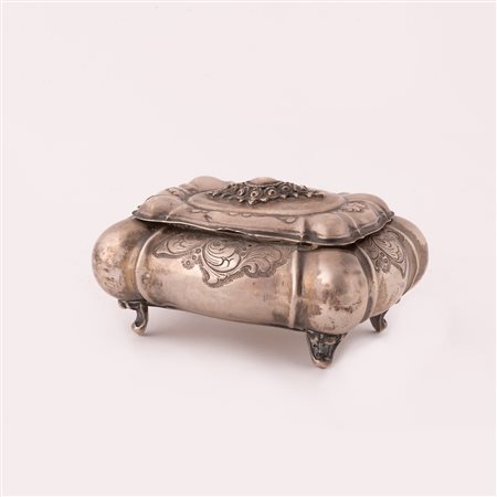  
PICCOLA SCATOLA IN ARGENTO CON COPERCHIO CESELLATO A MOTIVI VEGETALI 
 cm 5x12x10; peso g 227 ca