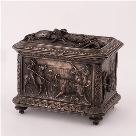  
SCATOLA SPAGNOLA IN METALLO ARGENTATO DECORATA CON ALTORILIEVI RAFFIGURANTI SCENE DI CORRIDA XIX Serc.
 cm 12x16x12