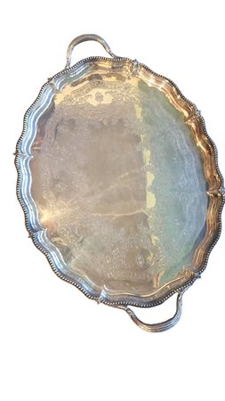  
Elegante vassoio antico in argento 925 di forma sagomata con manici 1865
 scatola originale cm 78x54; vassoio cm 70x47; peso g 3380 ca