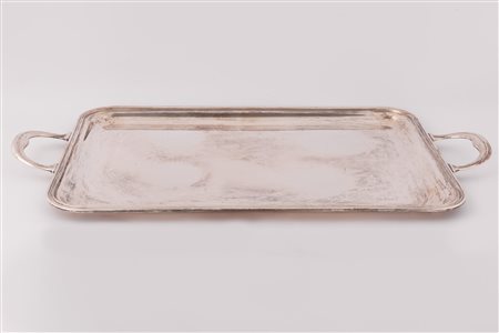  
Vassoio rettangolare in argento con manici  
 cm 63x35; peso g 2100 circa