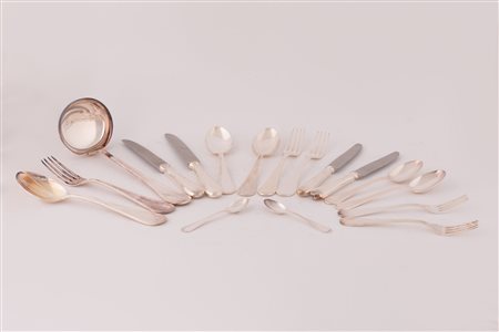  
Servizio di posate in argento 
 peso g 6500 (peso lordo incluse lame)