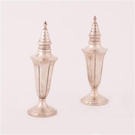  
COPPIA DI SALIERINE IN ARGENTO STERLING 925 
 cm 16; peso g 171 ca