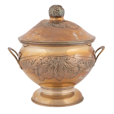  
Zuppiera in argento finemente decorato a motivi geometrici e vegetali 
 altezza con coperchio cm 27, Ø cm 30; peso g 1100 circa