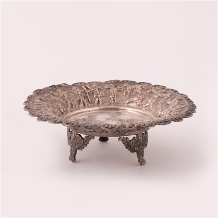  
PICCOLO CENTROTAVOLA IN ARGENTO CESELLATO DECORATO AL BORDO SUPERIORE CON SCENE DI VITA EGIZIA XIX Sec.
 altezza cm 5;  Ø cm 14; peso g 117 ca