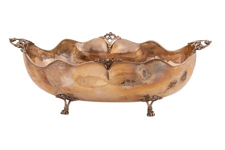  
Centrotavola in argento martellato di forma ovale poggiante su piedini ferini  
 cm 10x32x20; peso g 500 circa