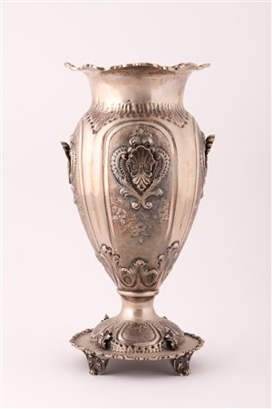  
VASO IN ARGENTO CESELLATO CON MOTIVI FLOREALI Fine XIX Sec.
 altezza cm 33; peso g 1075