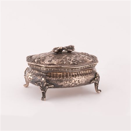  
Piccola scatola ottagonale in argento con coperchio inciso a motivi floreali 
 cm 7x10x10; peso g 226