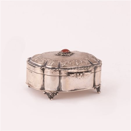  
PICCOLA SCATOLA CON COPERCHIO IN ARGENTO CESELLATA A MOTIVI VEGETALI 
 cm 4x10x9; peso g 228