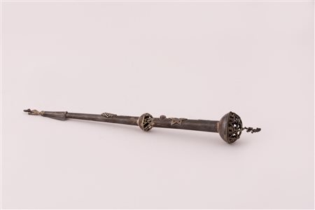  
YAD. PUNTATORE PER LETTURA DELLA TORAH IN ARGENTO XIX Sec.
 larghezza 33 cm; peso g 55