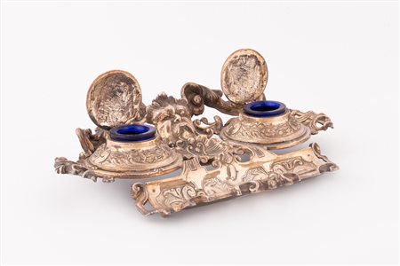  
CALAMAIO IN ARGENTO CESELLATO CON MOTIVI FLOREALI E CON MASCHERONE CENTRALE TITOLO 925 XIX Sec.
 cm 5x26x16; peso g 803 ca