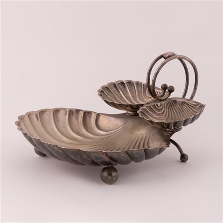  
CENTROTAVOLA IN METALLO ARGENTATO FORMATO DA 3 CONCHIGLIE 
 cm 16x23x30