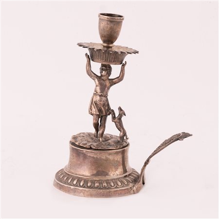  
BUGIA IN ARGENTO RAFFIGURANTE UN PUTTO CON CANE 
 cm 16x8x12; peso g 201