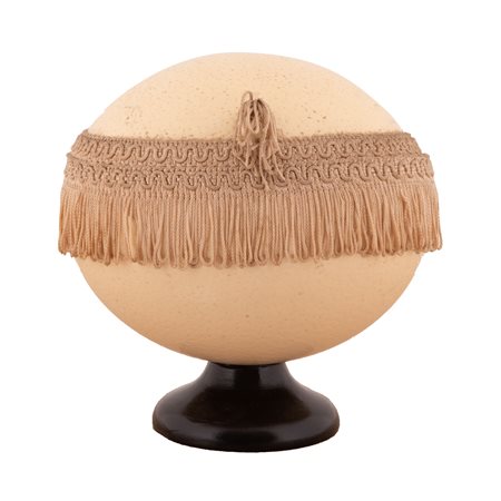  
Uovo di struzzo montato a scatola su base tonda in legno ebanizzato 
 cm 17x17x14