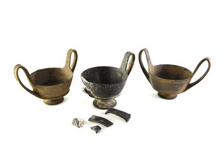 TRE KANTHAROI IN BUCCHERO Tipo Rasmussen 1979, 3e DATAZIONE: VII sec. a.C....