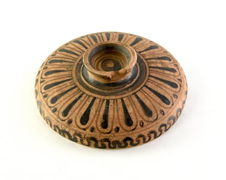 COPERCHIO DI LEKANIS DATAZIONE: IV-III sec. a.C. MATERIA E TECNICA: argilla...