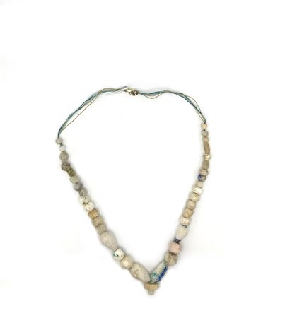 COLLANA in calcare bianco, agata e cristallo di rocca, con vaghi cilindrici,...