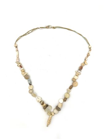 COLLANA in calcare bianco, agata, cristallo di rocca, corniola ed osso con...