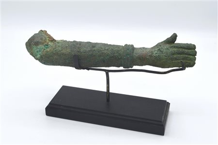 AVAMBRACCIO DI STATUA DATAZIONE: II millennio. C. MATERIA E TECNICA: bronzo...