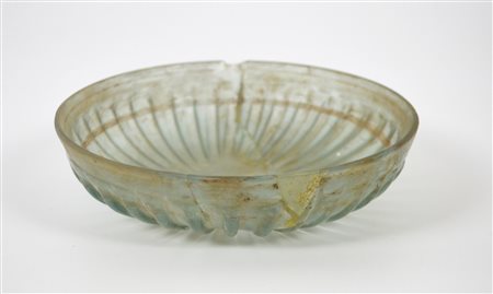 COPPA COSTOLATA DATAZIONE: fine I sec. a.C. MATERIA E TECNICA: vetro incolore...