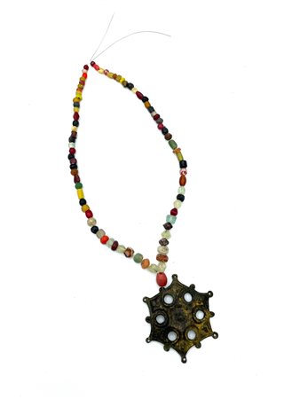 COLLANA VICHINGA DATAZIONE: XI-XIII sec. d. C. MATERIA E TECNICA: pasta...