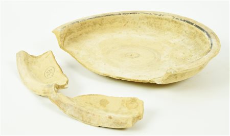 PIATTO DAUNIO DATAZIONE: V-IV sec. a. C. MATERIA E TECNICA: argilla giallina,...