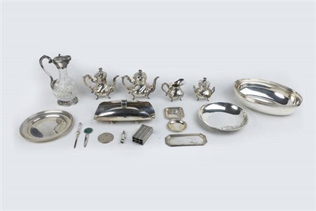 LOTTO DI TREDICI OGGETTI IN ARGENTO