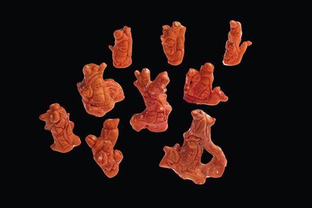 LOTTO DI NOVE STATUETTE IN CORALLO