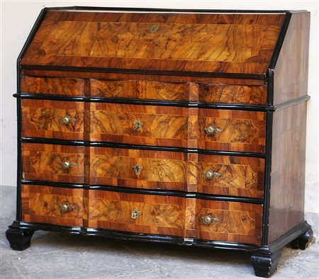 MANIFATTURA LOMBARDA DEL XVIII SECOLO Ribalta radicata, a tre cassetti, mossa...