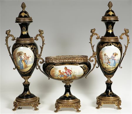 MANIFATTURA DI SEVRES Trittico di porcellana. Porcellana. . Misure anfore:...