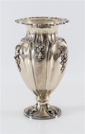 Italia XX secolo. Vaso in argento 800. Sotto la base reca punzone: 800 e...
