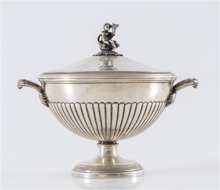 Milano, prima metà del XX secolo. Zuppiera in argento 800 con manico a guisa...