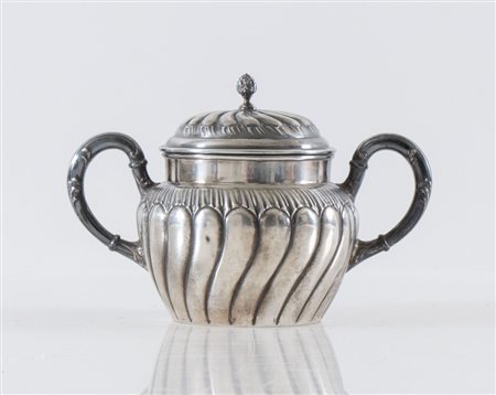 Zuccheriera in argento 935. Sotto la base reca punzone 935. Cm 11,5x17x10....