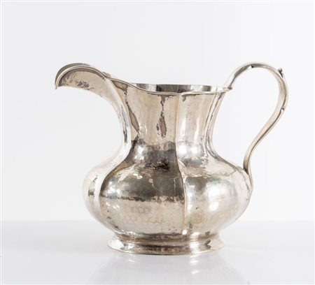 Italia, prima metà del XX secolo. Brocca in argento 800. Sotto la base reca...