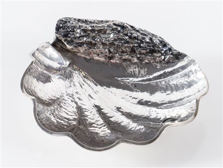 ARRIGO FINZI, Milano, XX secolo. Svuotatasche in argento 800 a forma di...