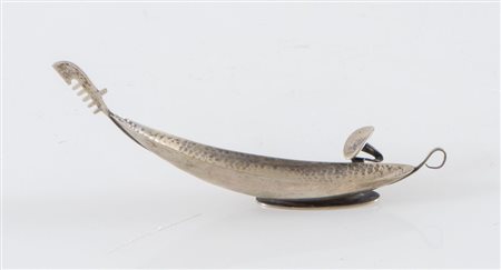 SFRISO, Venezia, XX secolo. Posacenere in argento 800 a forma di gondola....